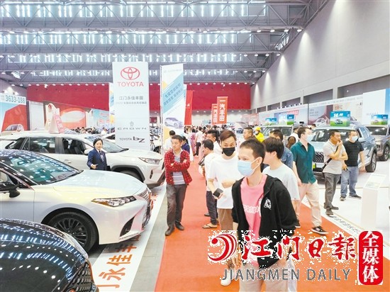 本報(bào)在二季度舉辦的車展吸引了不少市民看車、買車。