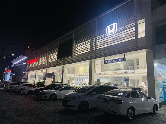 我市多家新車經(jīng)銷商將營業(yè)時間延長至晚上。