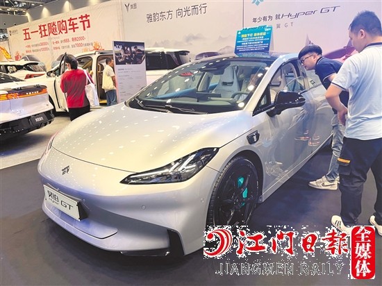 憑借帥氣的外形，轎跑牢牢吸引年輕消費(fèi)者的目光。