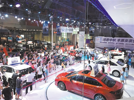“十一”車展以規(guī)模大、規(guī)格高而著稱。圖為往屆“十一”車展現(xiàn)場。