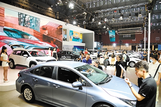 中秋國慶車展期間，吸引不少消費者看車、購車。