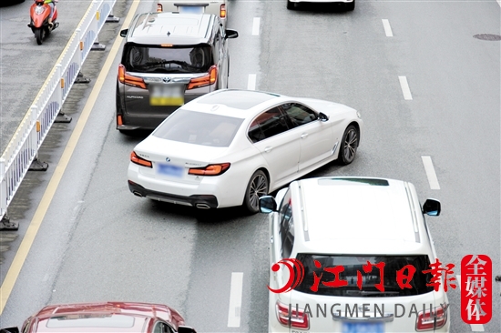 機(jī)動(dòng)車插隊(duì)加塞會(huì)加劇道路擁堵。