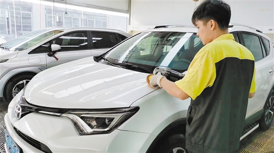 定期給愛車打蠟，可有效防止漆面褪色。