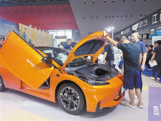 新能源汽車大多配備駕駛輔助功能，受到消費(fèi)者青睞。