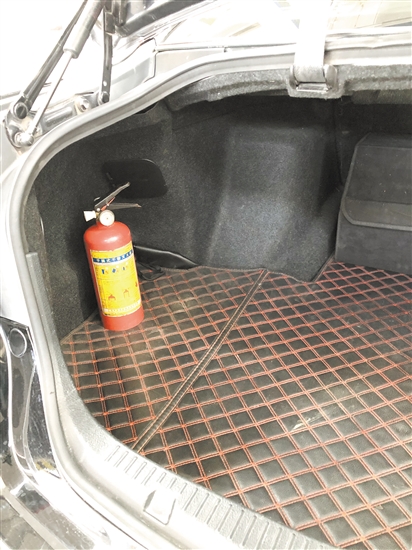 車內(nèi)要配備有效滅火器，并注意檢查是否超過使用年限。
