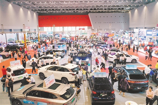 由江門日報(bào)社舉辦的車展影響力越來越大，對汽車消費(fèi)市場回暖起到了推動作用。司徒俊杰