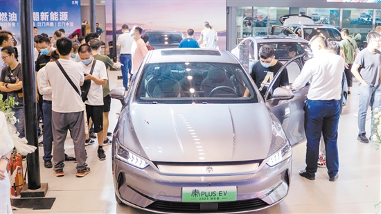 新能源汽車頗受消費(fèi)者青睞。