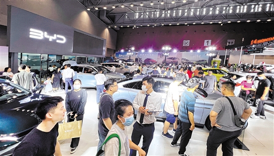 憑著主推新能源汽車(chē)，自主品牌吸引眾多市民目光。