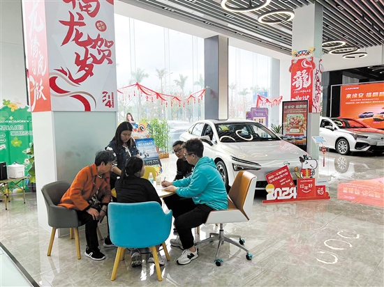 春節(jié)期間,不少車商推出購車優(yōu)惠，吸引消費(fèi)者購車。