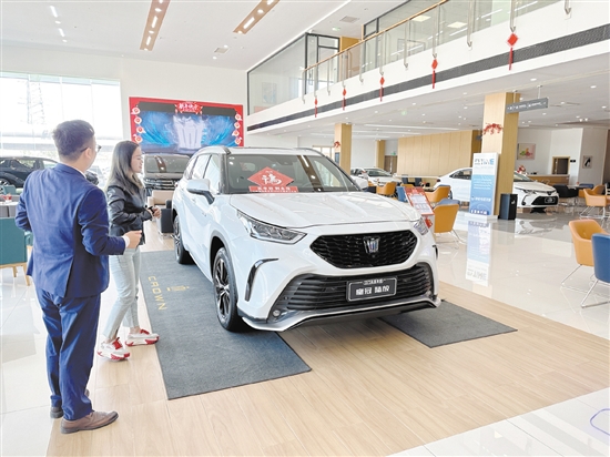 不少消費者到店就問有無現(xiàn)車。