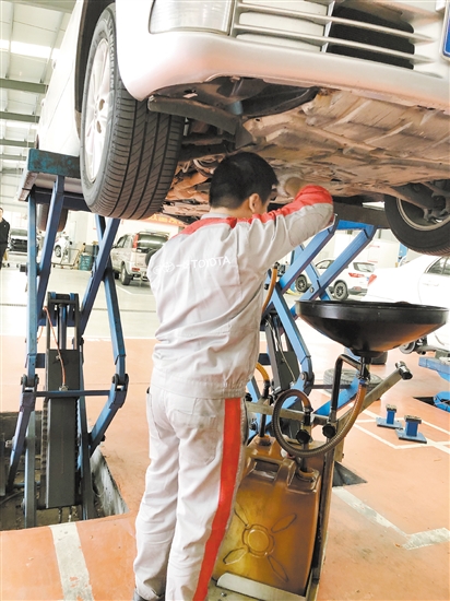 維修人員正在對汽車進行維修保養(yǎng)。