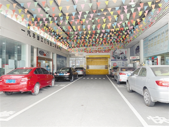 眾多汽車在排隊進行保養(yǎng)。