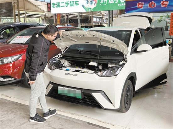 新車降價，二手新能源汽車吸引許多消費(fèi)者目光。