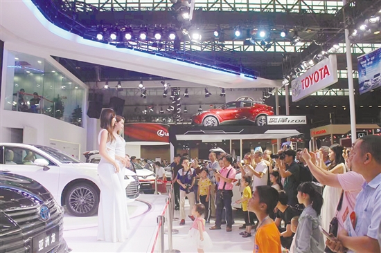回顧歷屆“五一”車展，上市新車都會(huì)吸引許多消費(fèi)者目光。