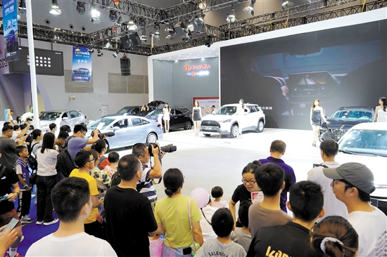 往屆車展的車模、靚車總能吸引攝影發(fā)燒友的“長槍短炮”。