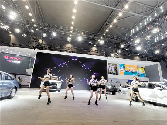 “五一”車展期間，高科技展具與精彩表演將共同呈現(xiàn)。