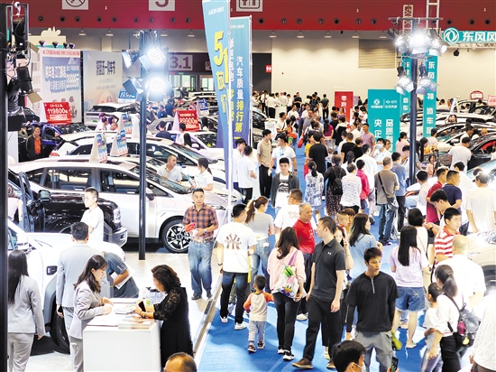 車展現(xiàn)場人氣旺。