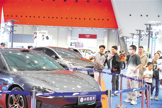 眾多新車現(xiàn)場亮相。