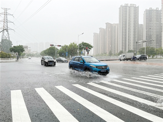 雨天行車，雨水會阻礙駕駛?cè)说囊暰€，要注意減速慢行。