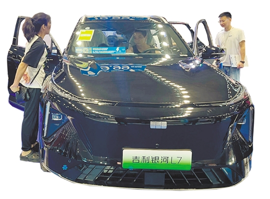 以舊換新政策的出臺(tái)，吸引不少消費(fèi)者前往4S店看車、買(mǎi)車。