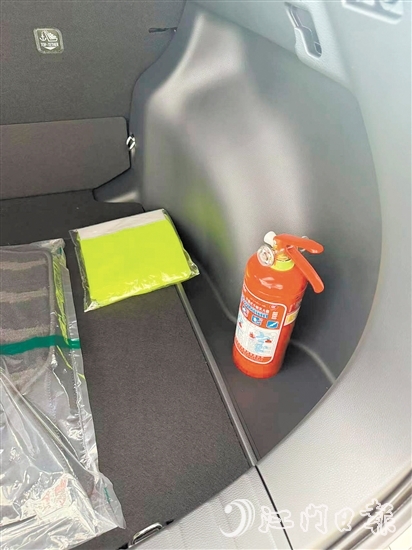 車(chē)內(nèi)要配備有效滅火器。