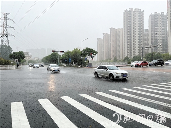 暴雨天氣給我們的出行帶來了很大的風(fēng)險，要做好各種避險措施。