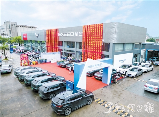 該中心集汽車銷售、售后維修、保養(yǎng)、二手車置換、店內(nèi)上牌于一體，方便消費者看車買車。