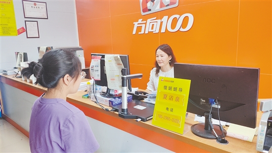 高考結(jié)束后，很多考生前往駕校報考駕照。