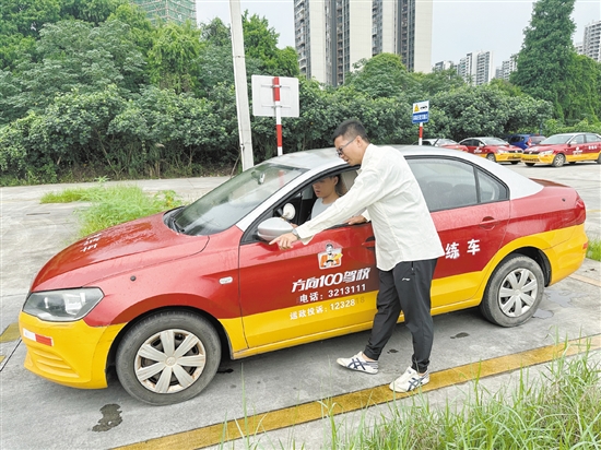 教練在教學(xué)生學(xué)車。