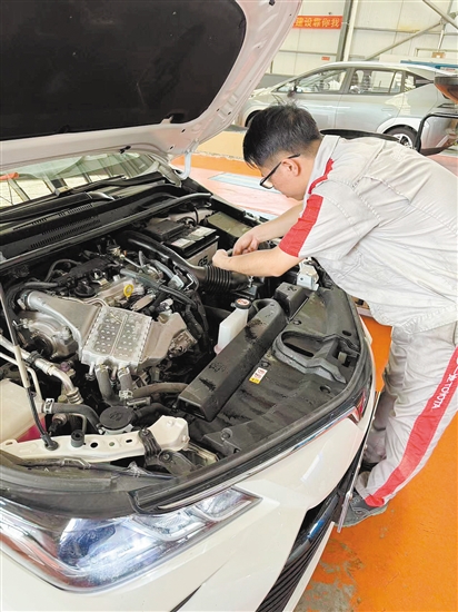 建議駕駛?cè)顺鲂星?，仔?xì)檢查車輛情況。