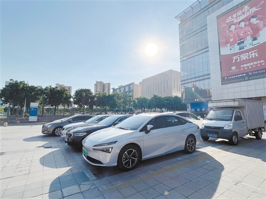 艷陽高照，汽車在戶外備受“烤”驗(yàn)。
