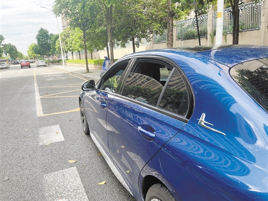 汽車經(jīng)過暴曬后，應(yīng)先把所有車窗打開。