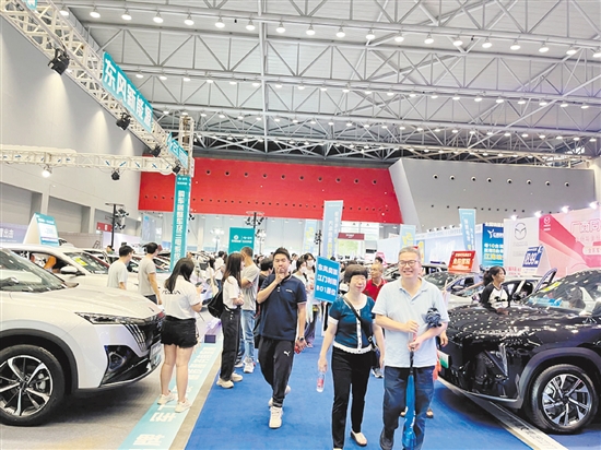 本報(bào)車展一直吸引眾多市民的目光。