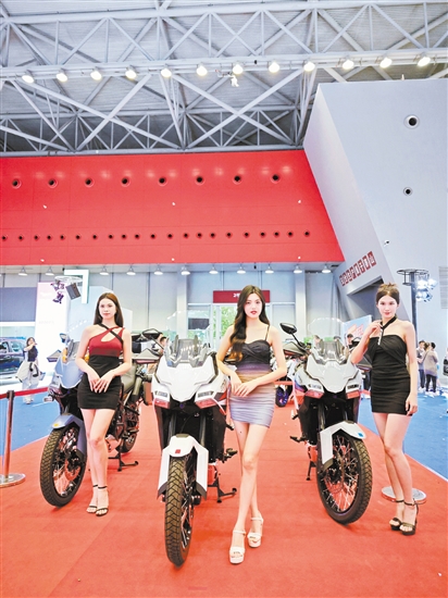 回顧本報(bào)往屆車展，不乏美女模特身影。