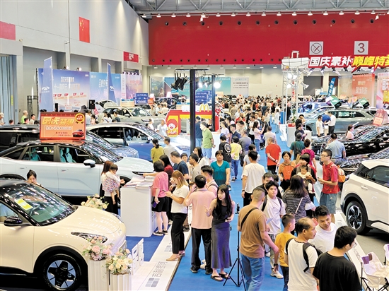 本報“十一”車展人氣旺。