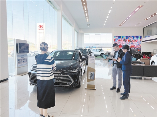 江門不少汽車經(jīng)銷商積極開(kāi)展降價(jià)促銷活動(dòng)，吸引消費(fèi)者購(gòu)車。