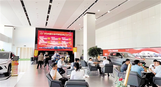 新能源汽車深受消費(fèi)者青睞。
