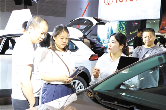 本報(bào)舉辦的大型車展吸引了許多消費(fèi)者。
