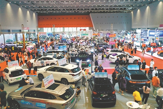 本報(bào)歷屆車(chē)展吸引許多市民看車(chē)、買(mǎi)車(chē)。