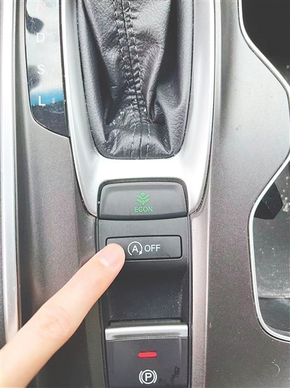 帶有自動啟停功能的車輛在涉水行駛時(shí)，需要提前關(guān)閉該功能。