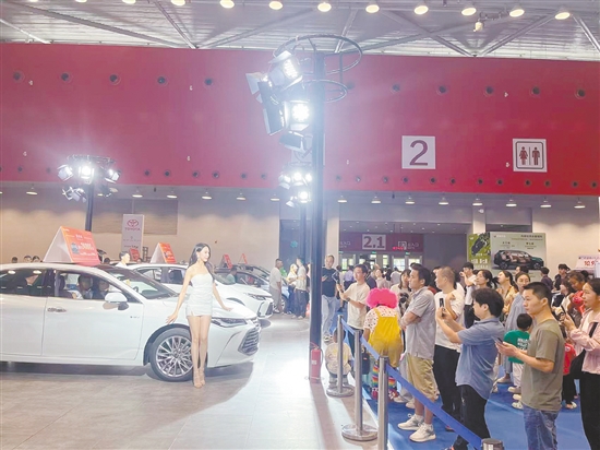靚麗車模成為車展看點(diǎn)。