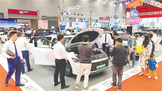 本報(bào)往屆車展設(shè)置的新能源汽車展區(qū)受消費(fèi)者歡迎。