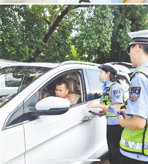 江門交警在農(nóng)村開展針對(duì)性交通安全宣傳活動(dòng)。